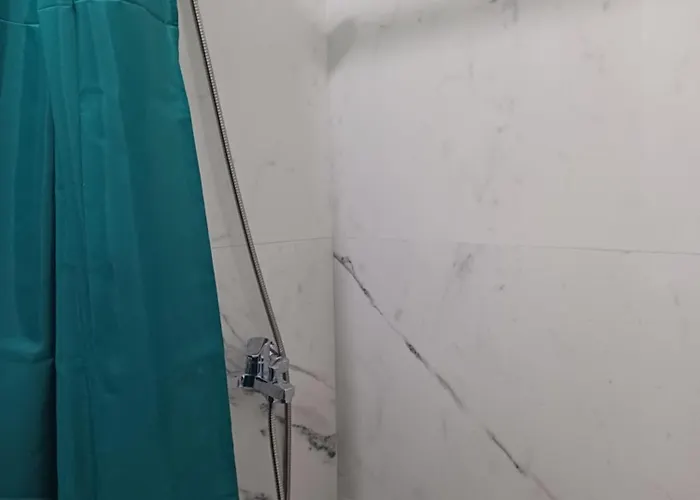 Jon's Lägenhet Golem (Tirana)